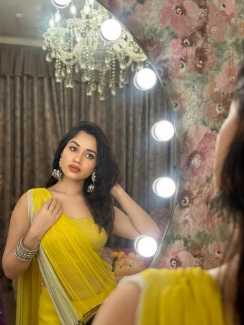 Джаннат зубайр рахмани ярко сияет в желтом сари. 03