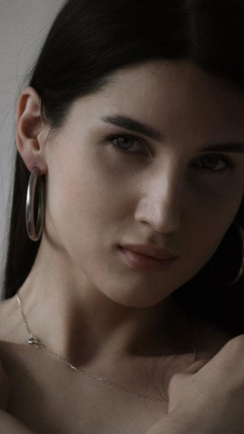 Только в том случае, если вы всё все ещё думаете что на съемку нужен профессиональный макияж и прическа. 01