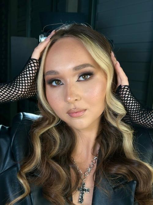 Меня зовут Эльза, я - визажист стилист, создаю самые сочные образы. 06