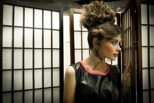 Прически любой сложности и на любую длину, нежный макияж. 02