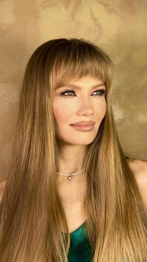 Меня зовут Эльза, я - визажист стилист, создаю самые сочные образы. 01