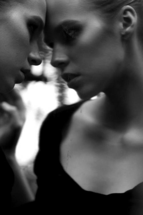 История про непростую жизнь молодой девушки, которая коротает свои дни в отеле. 06