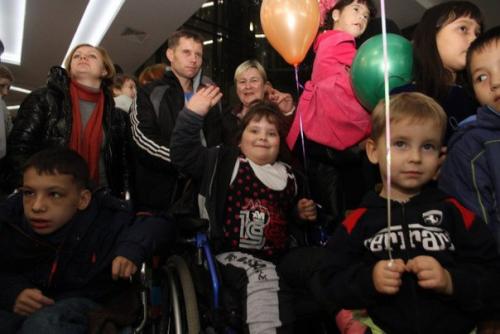 Уже через полчаса после начала праздника на первом этаже торгового центра Алем Плаза было не протолкнуться. 03 Уже через полчаса после начала праздника на первом этаже торгового центра Алем Плаза было не протолкнуться. 03