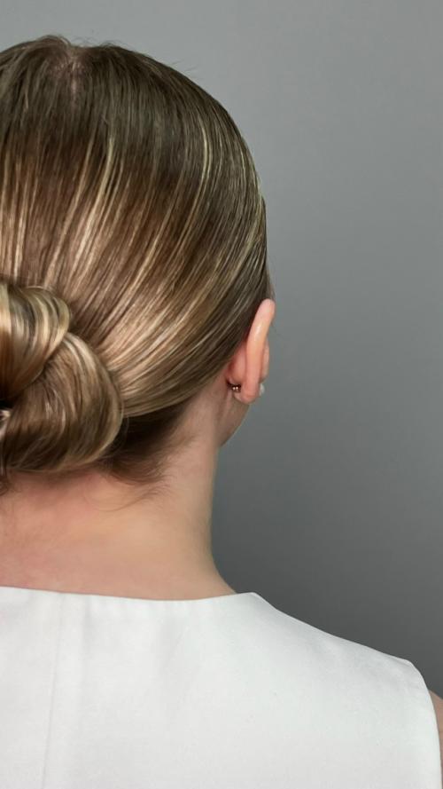 Идеальный пучок - когда каждая прядь на своём месте, но при этом образ выглядит легко и роскошно.
