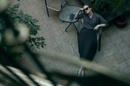 История про непростую жизнь молодой девушки, которая коротает свои дни в отеле. 02