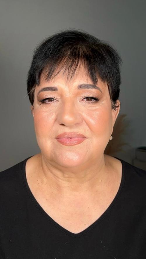 Меня зовут Эльза, я - визажист стилист, создаю самые сочные образы. 02