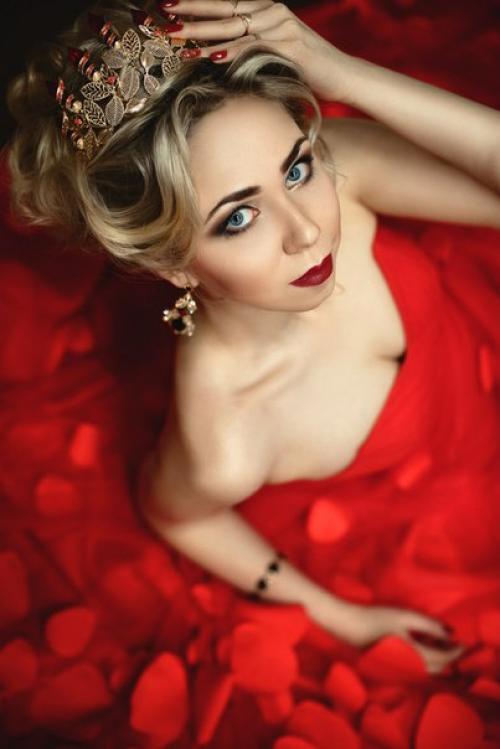 Девушки если вы все еще в поисках стилиста визажиста или мастера по прическам для создания красоты на новогодний корпоратив или другой праздник. 05