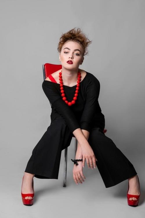 Прекрасная варя Тимофеева - учащаяся 46 набора школы красоты резицких в фотопроекте Красное И Чёрное. 02