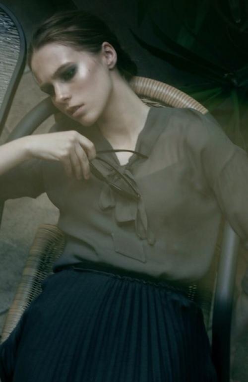 История про непростую жизнь молодой девушки, которая коротает свои дни в отеле. 01