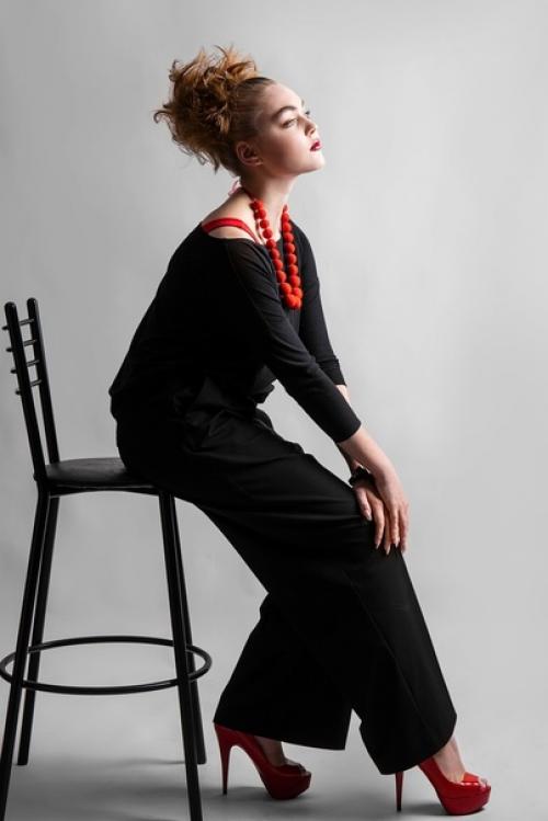 Прекрасная варя Тимофеева - учащаяся 46 набора школы красоты резицких в фотопроекте Красное И Чёрное. 03