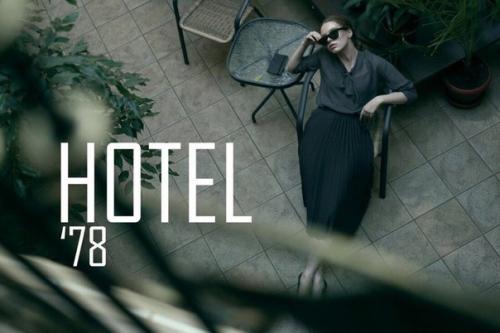 История про непростую жизнь молодой девушки, которая коротает свои дни в отеле. 05