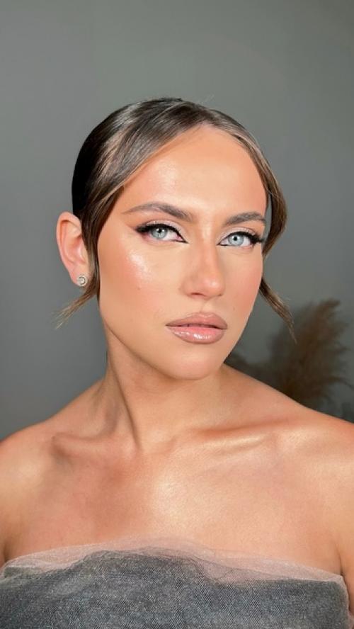 Меня зовут Эльза, я - визажист стилист, создаю самые сочные образы. 05