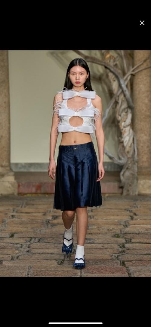 Подготовка.  Считаные считаные минуты до открытия показа.  ретушируют пятки моделям, проверяют на черном фоне макияж, прическу при дневном свете. 04