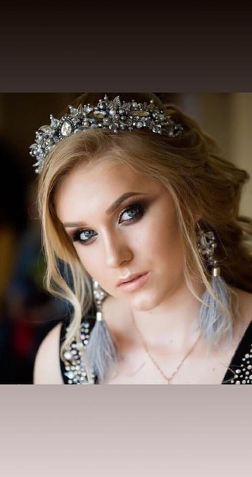 Планируя новогоднее торжество, вы наверняка уже позаботились и о нарядном платье, и о туфлях, возможно, даже подобрали прическу. 03