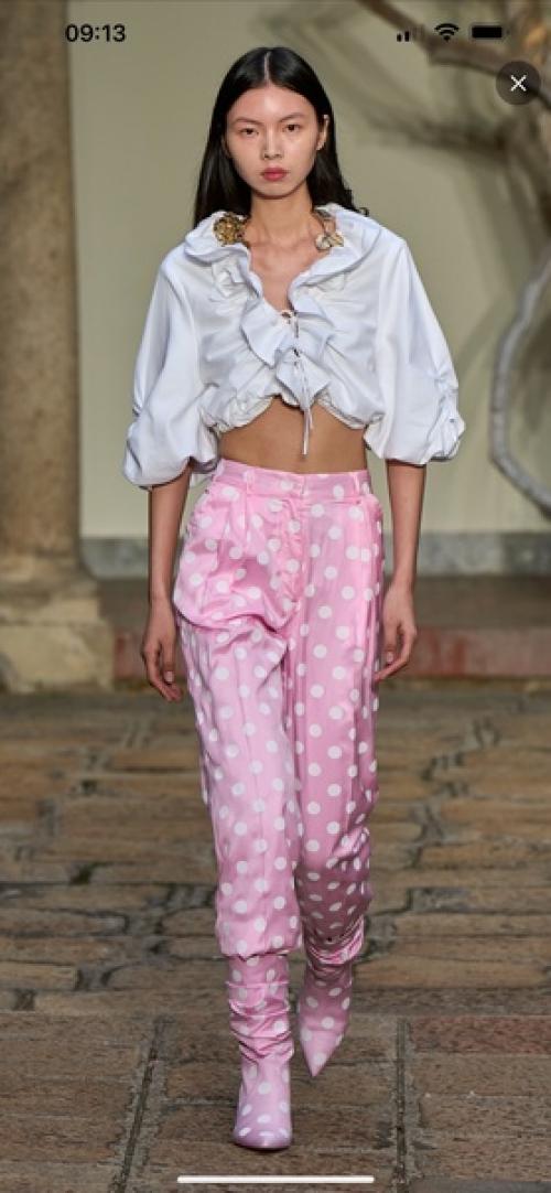 Подготовка.  Считаные считаные минуты до открытия показа.  ретушируют пятки моделям, проверяют на черном фоне макияж, прическу при дневном свете. 06