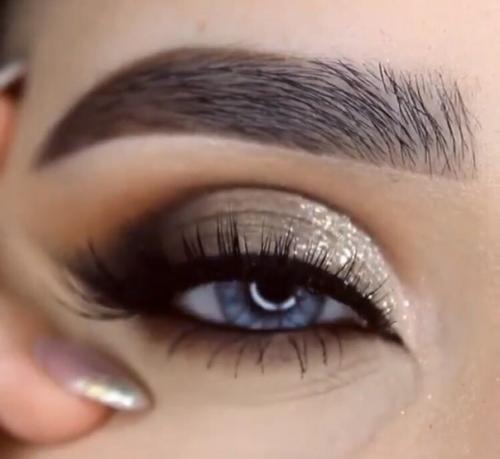 Всем привет?  Модель и фотограф мы ищем срочно визажиста и мастера по причёскам на 9. 12 или 10. 04