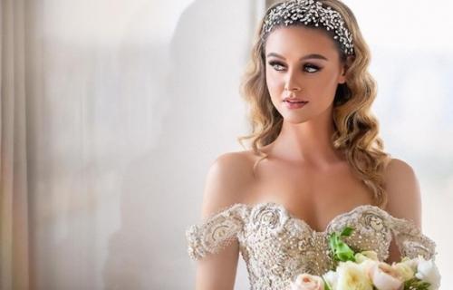 Планируя новогоднее торжество, вы наверняка уже позаботились и о нарядном платье, и о туфлях, возможно, даже подобрали прическу. 02