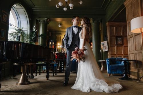 2 0 1 9 был безумно насыщенный: вашей красотой, вашими бесценными отзывами, горящими глазами, прекрасными невестами и женихами. 03