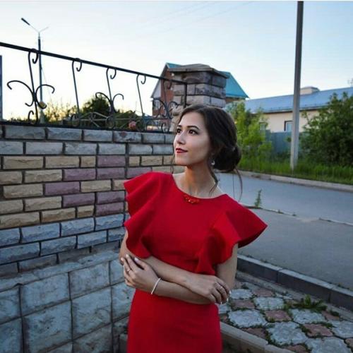 Побалуйте себя. Локоны, прическа 900, укладка на короткие волосы 500, макияж 800. 06