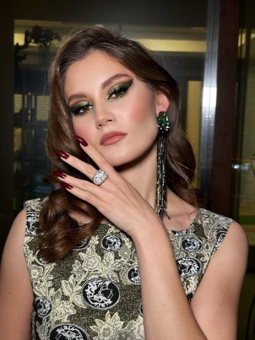 В нашем модном пространстве можно сделать макияж и причёску от Светлана Кирова, модная одежда от Алина светская, украшения и подарки от меня! 07