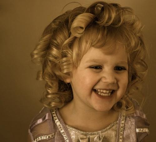 12 декабря в республике каждая маленькая принцесса получит свою порцию красоты от настоящих волшебниц - повелительниц локонов и косметики. 01