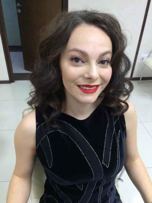 Девочки, нам требуются модели для отработки скорости объемных причесок таких как на фото и модели на макияж (все работы на фото наши). 01