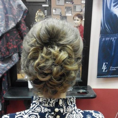 Дешево дорогие, девушки, хочу предложить вам с вами услуги парикмахера и визажиста! 02