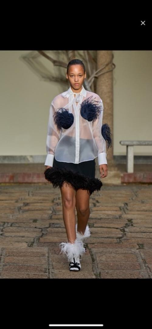 Подготовка.  Считаные считаные минуты до открытия показа.  ретушируют пятки моделям, проверяют на черном фоне макияж, прическу при дневном свете. 05