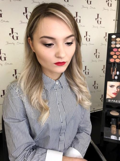 Дорогие девушки, мне срочно нужны модели на макияж и причёски. 01