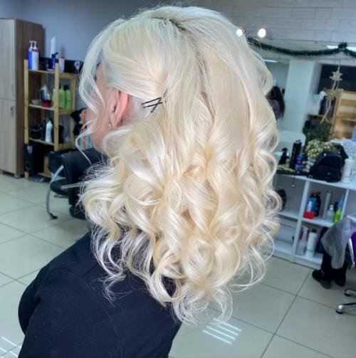 Предновогодняя суета набирает обороты, в сторис мелькают красотки с красивыми макияжами и прическами. 02