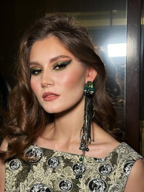 В нашем модном пространстве можно сделать макияж и причёску от Светлана Кирова, модная одежда от Алина светская, украшения и подарки от меня! 01