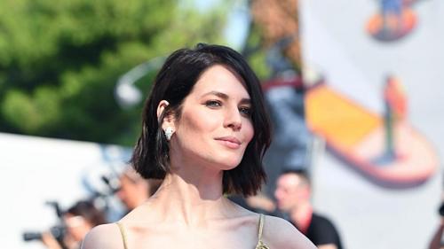 Юлия снигирь в откровенном корсете снялась.

