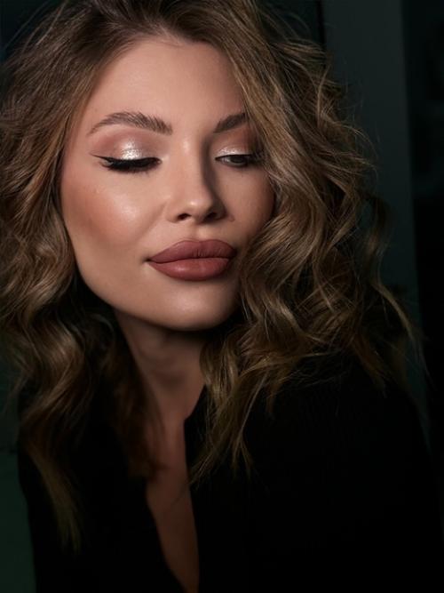 Очаровательный макияж в сочетании с роскошными локонами - это идеальная формула для незабываемого вечера. 01