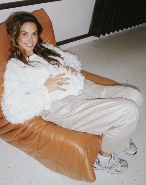 Агата муцениеце похвасталась огромной грудью после родов. 01