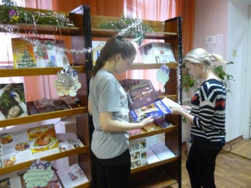 Новый год - один из самых любимых праздников, с пушистым белым снегом, запахом хвои, сверканием разноцветных игрушек и мишуры. 01