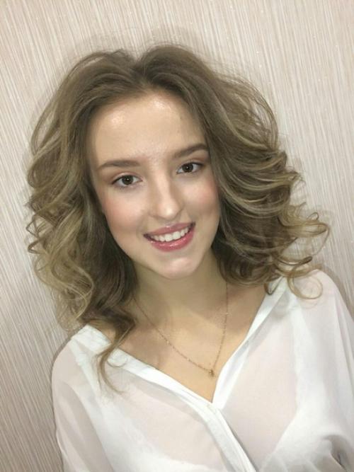 Побалуйте себя. Локоны, прическа 900, укладка на короткие волосы 500, макияж 800. 02