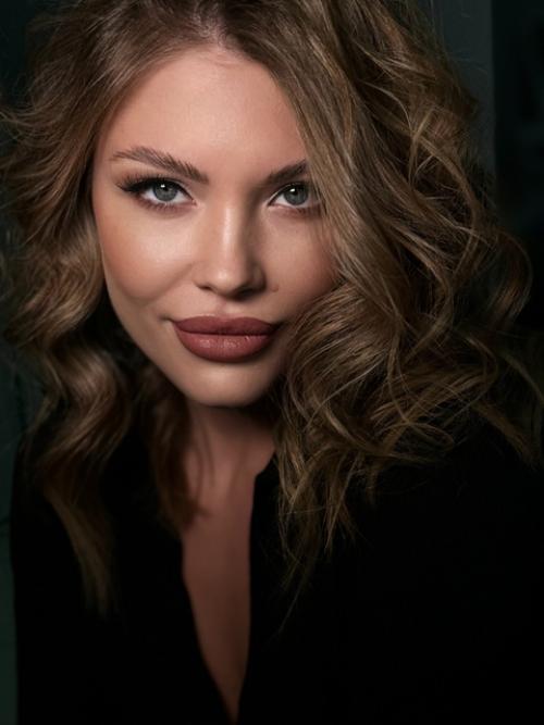 Очаровательный макияж в сочетании с роскошными локонами - это идеальная формула для незабываемого вечера. 02