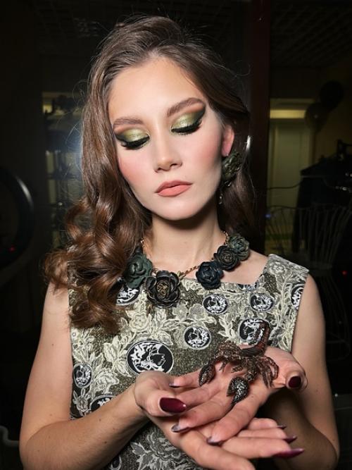 В нашем модном пространстве можно сделать макияж и причёску от Светлана Кирова, модная одежда от Алина светская, украшения и подарки от меня! 02