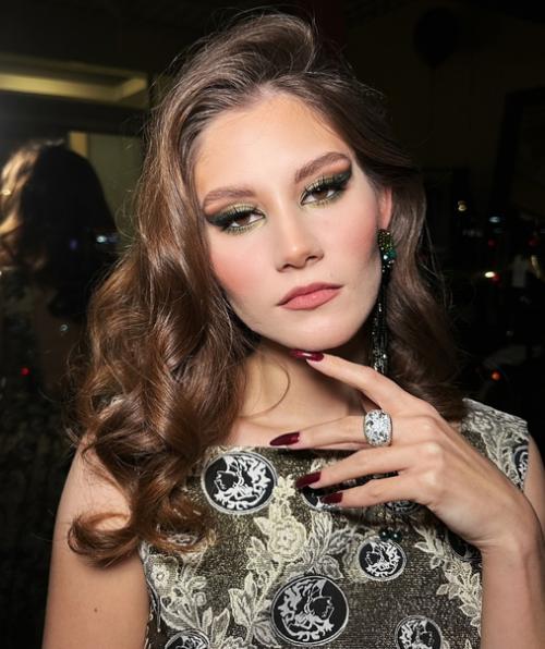 В нашем модном пространстве можно сделать макияж и причёску от Светлана Кирова, модная одежда от Алина светская, украшения и подарки от меня! 05