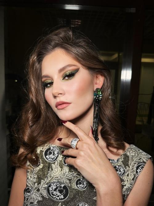 В нашем модном пространстве можно сделать макияж и причёску от Светлана Кирова, модная одежда от Алина светская, украшения и подарки от меня! 04