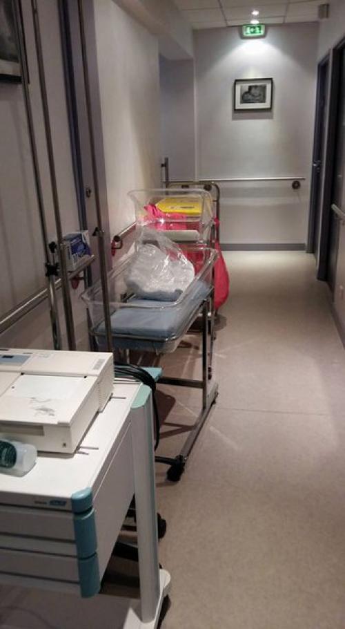 Хочу рассказать вам про роддом в городе Париже, в котором рожают французские звезды. 08