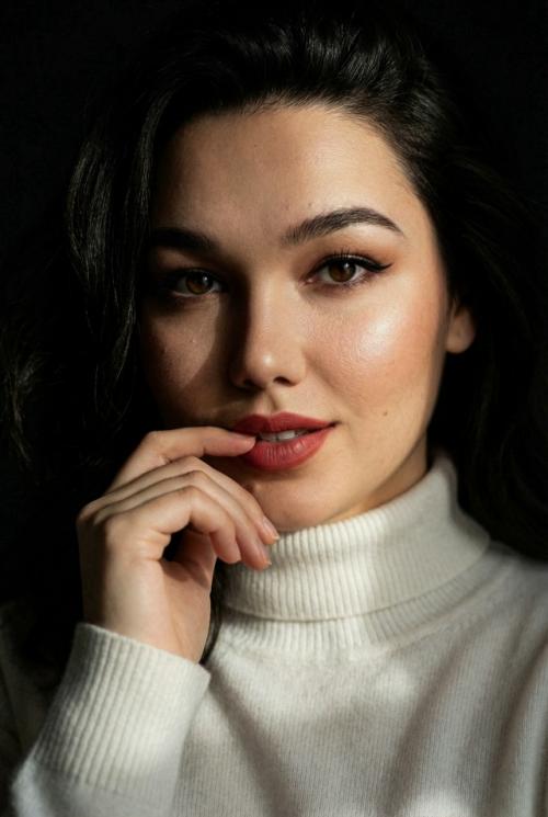 Промт: тип изображения: профессиональная студийная портретная фотография (Beauty - съемка. 
