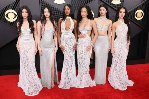 Знаменитости выходят на красную ковровую дорожку, одетые с иголочки, в блёстках, с идеальными фигурами. 06