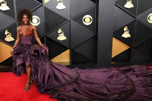 Знаменитости выходят на красную ковровую дорожку, одетые с иголочки, в блёстках, с идеальными фигурами. 02