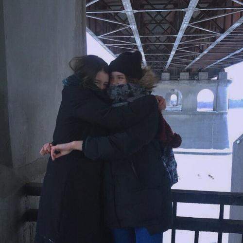 Особа небольшого роста медленно подвела ключ к замку. 01