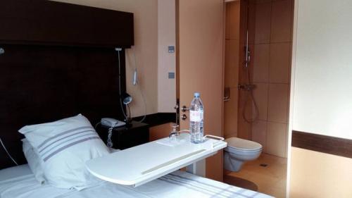 Хочу рассказать вам про роддом в городе Париже, в котором рожают французские звезды. 06