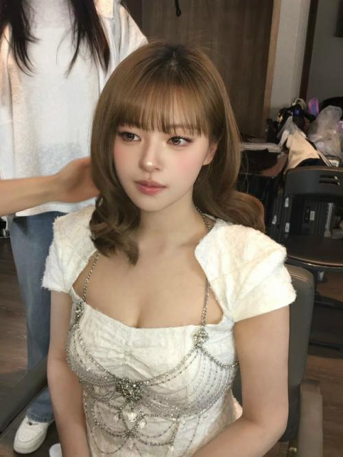 230326: новые фото чонён из Twice - это просто невероятное.

