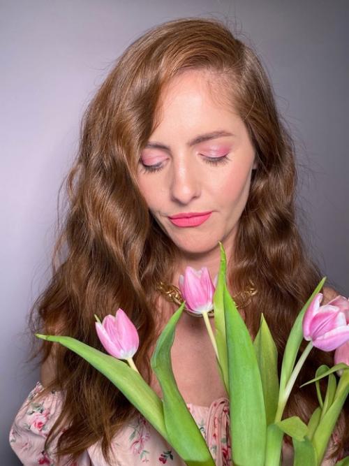 Зачастую у девушек многое зависит от настроения - выбор цвета лака для ногтей, причёска, макияж. 03