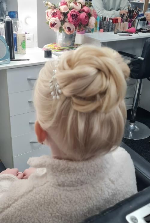 Мамочки если у ваших юных принцесс скоро состоится первый выпускной бал, то пора подумать не только о наряде но и о красивой причёске. 02