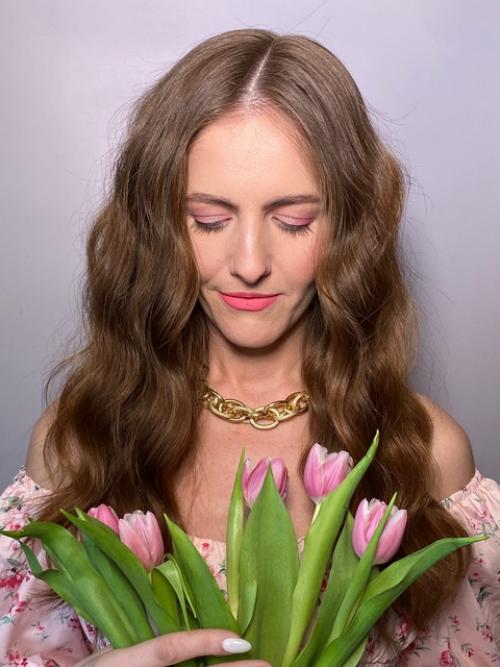 Зачастую у девушек многое зависит от настроения - выбор цвета лака для ногтей, причёска, макияж. 01